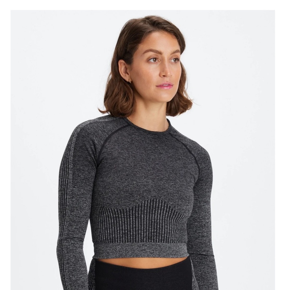 Fabletics Crop Top Stretchy / Med. - Picture 6 of 16